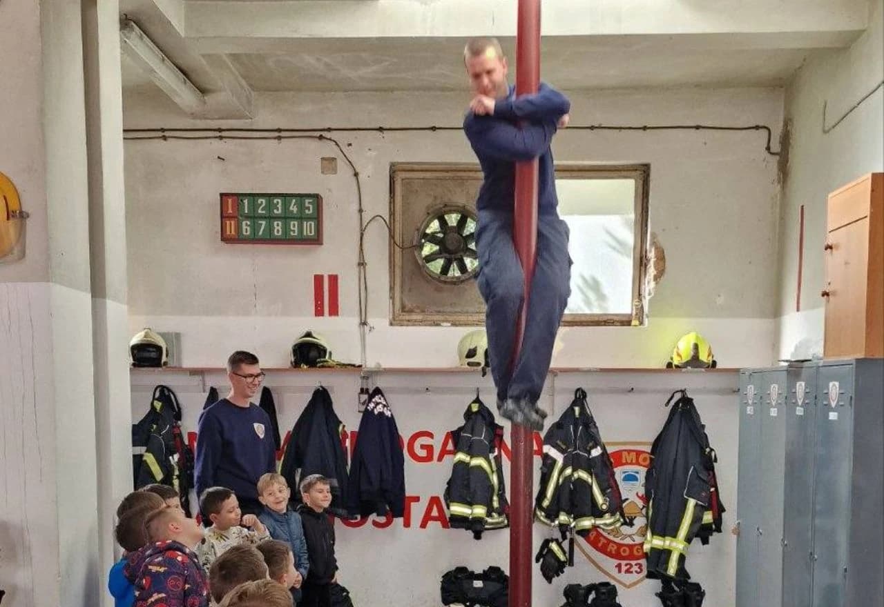 Vatrogasac se spuštao niz šipku