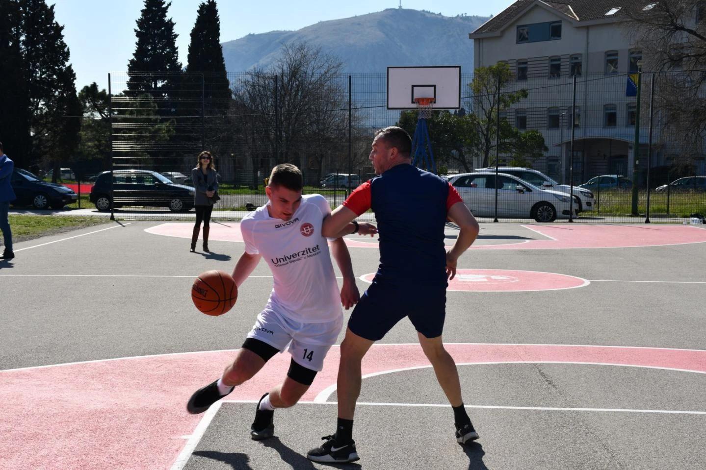 Revijalnom utakmicom otvoreni obnovljeno košarkaško igralište i outdoor gym na Univerzitetu "Džemal Bijedić" u Mostaru.