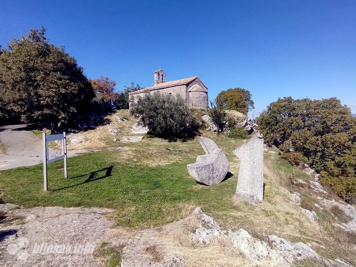 „Obitelj“ i crkva svetog Mihovila