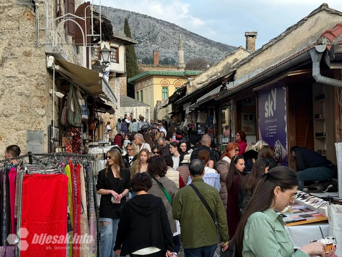 Stari grad bio je pun posjetitelja iz različitih zemalja.