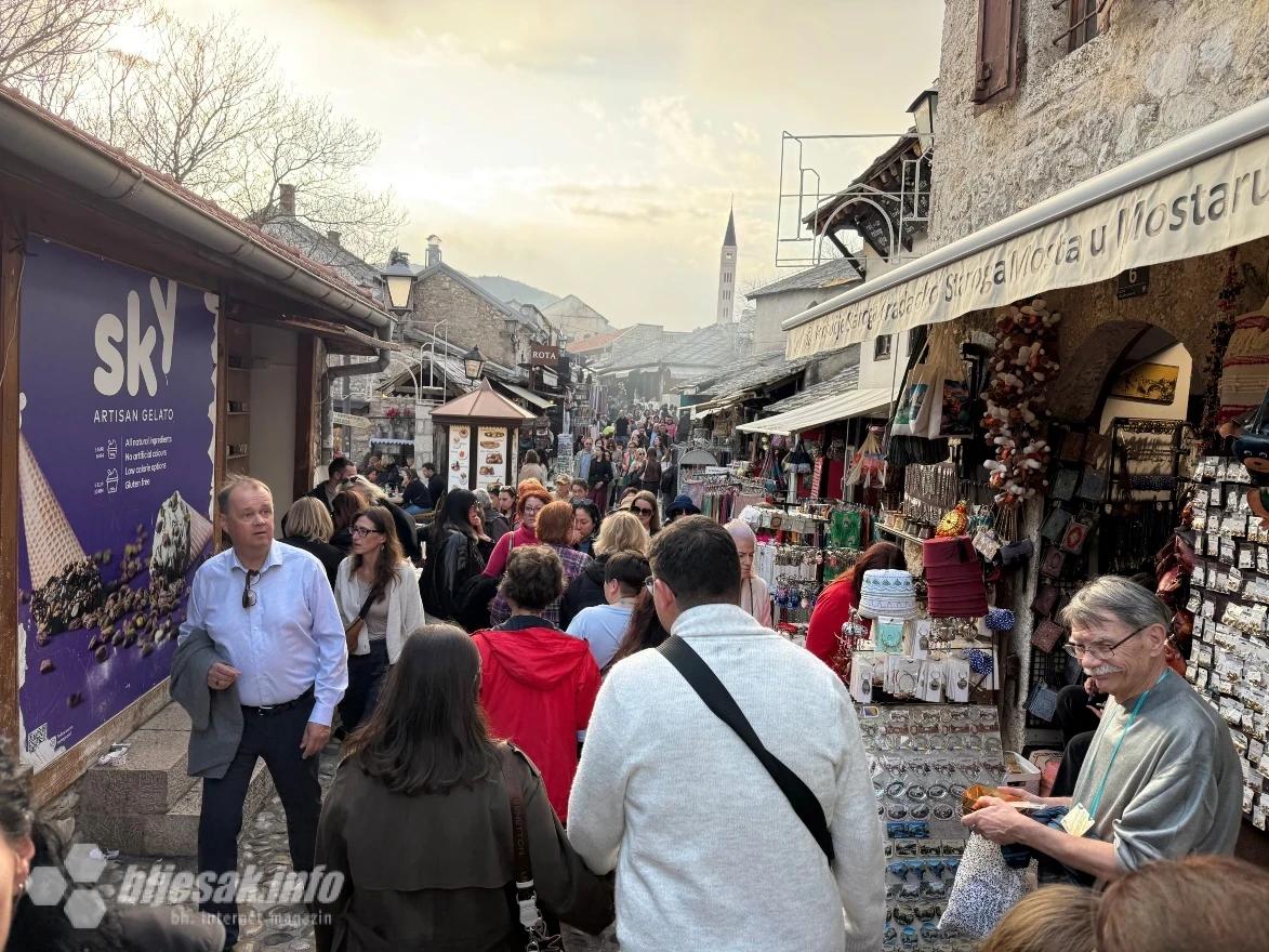 Stari grad bio je pun posjetitelja iz različitih zemalja.