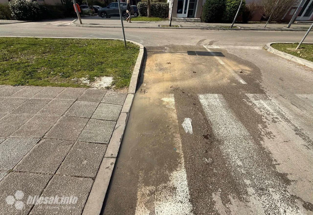 Izlijevanje vode na pješačkom prijelazu u Zagrebačkoj ulici