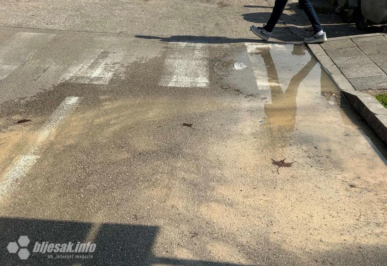 Izlijevanje vode na pješačkom prijelazu u Zagrebačkoj ulici