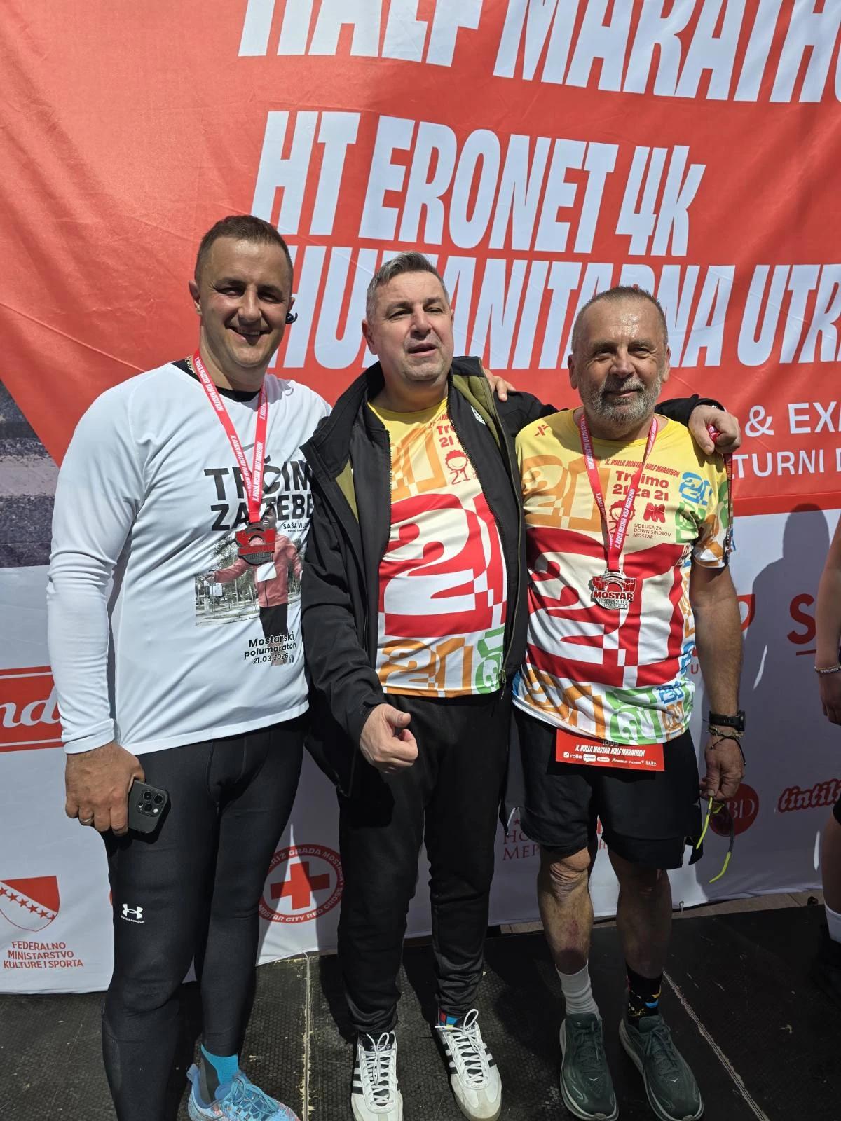 Sudionici utrke s predstavnikom Udruge