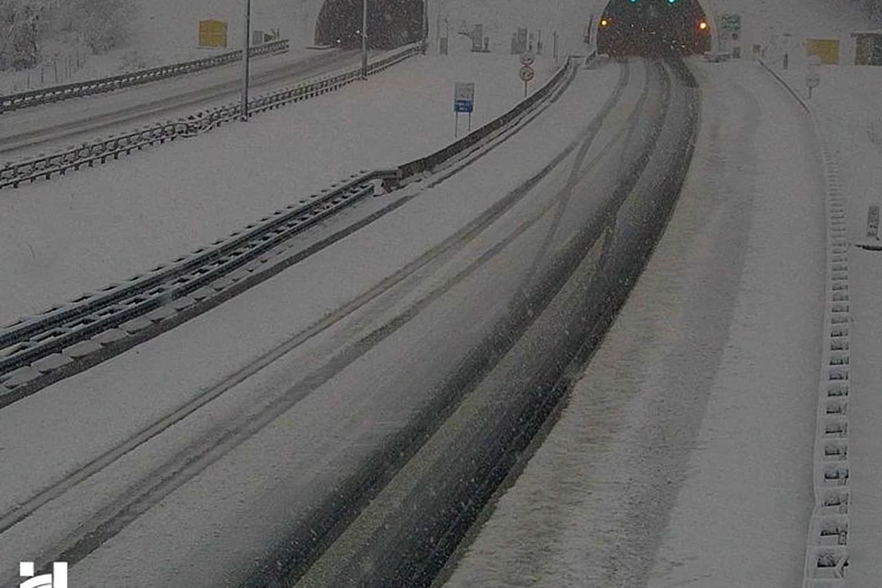 Snijeg zabijelio autocestu