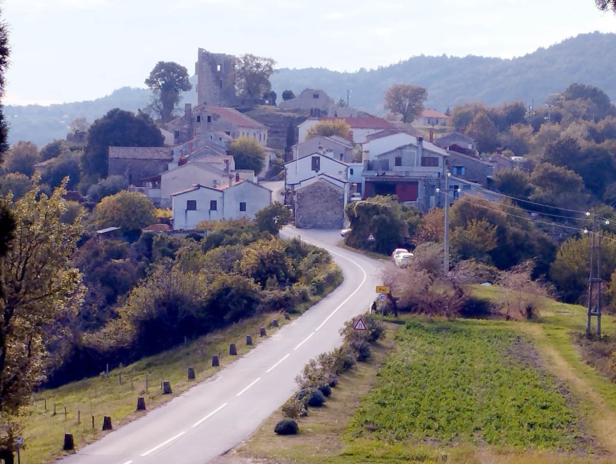 Paz s kaštelom iznad kuća