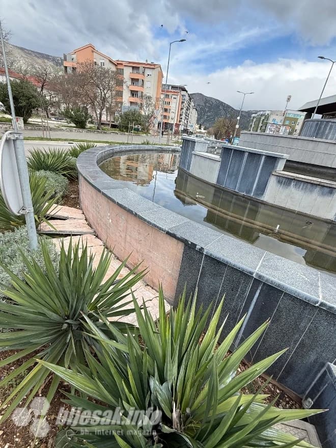 Fontana u kružnom toku ispred autobusne i željezničke stanice u Mostaru