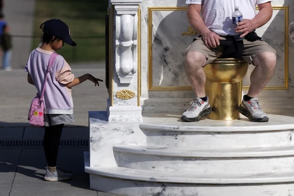Zlatna WC školjka ispred Lincolnova spomenika ismijava Trumpa