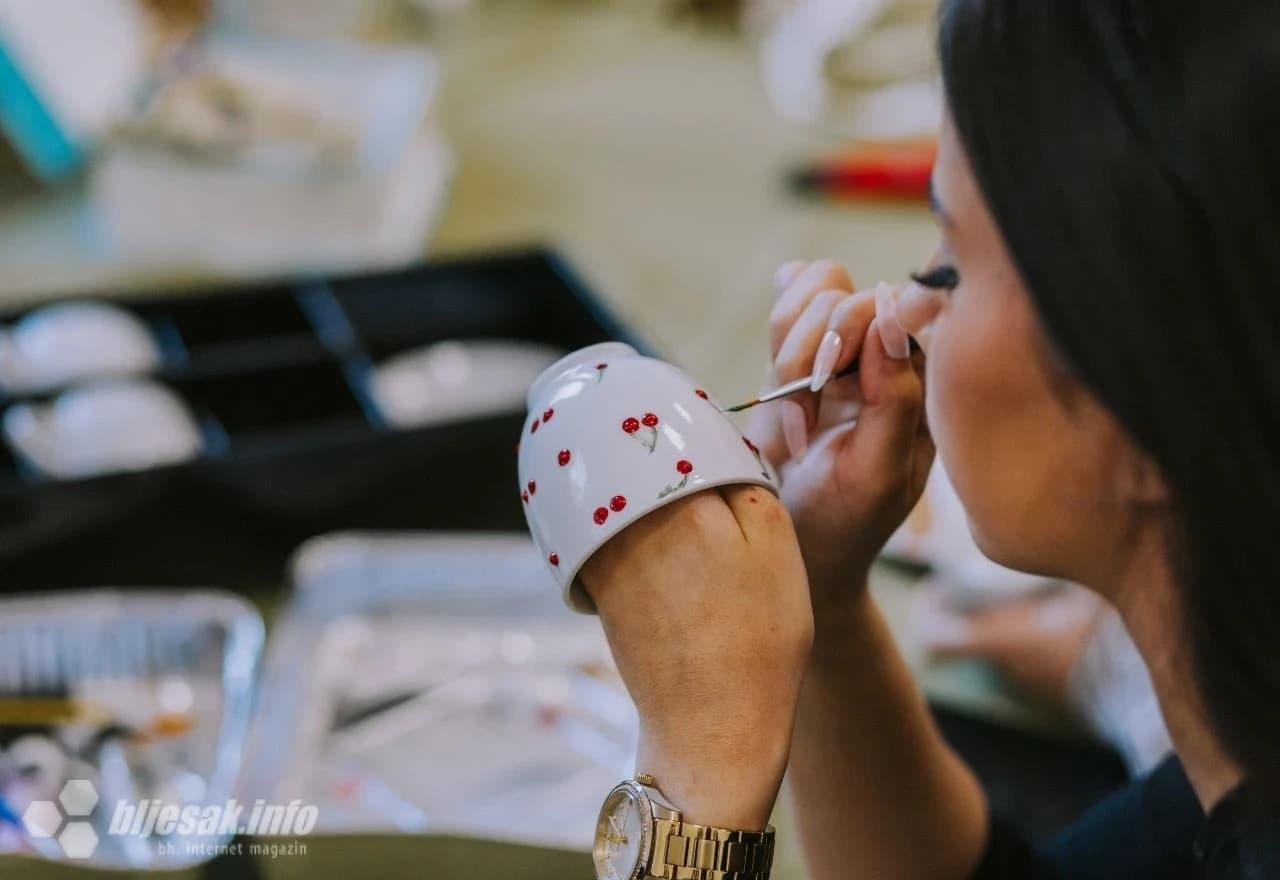 Proces oslikavanja šalice