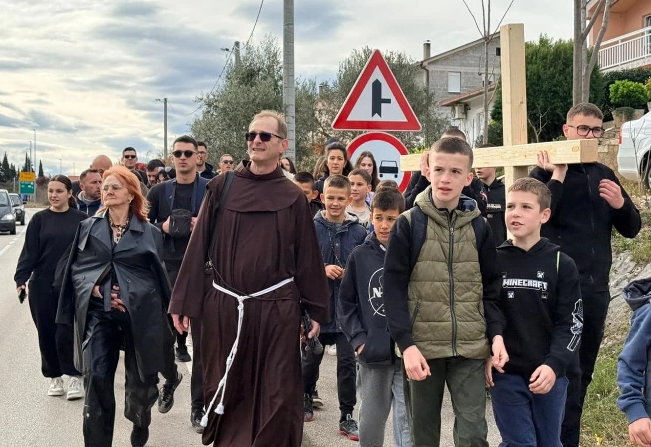 Frama Čapljina sa svećenikom