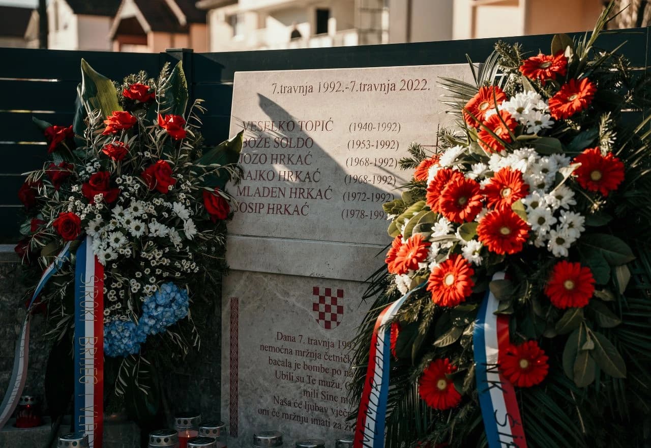 Spomen-ploča poginulima u raketiranju Širokog Brijega