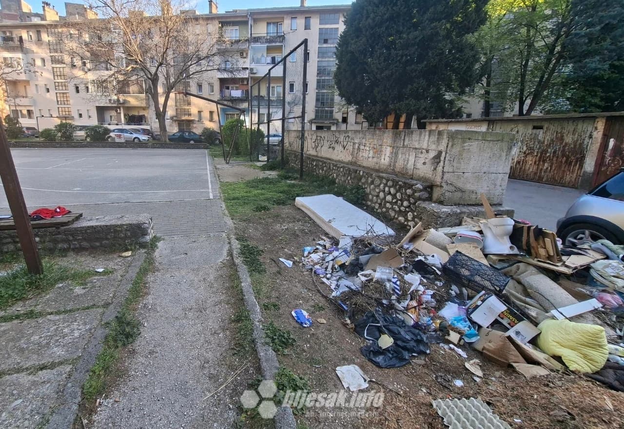 Igralište u Mostaru puno otpada i oštećenja