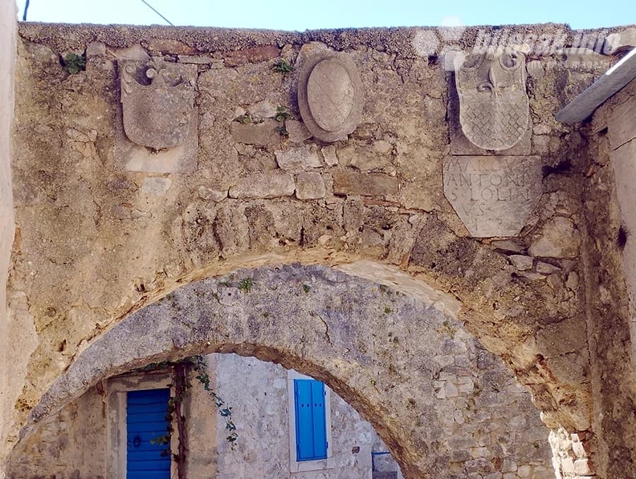 Jedan od plominskih grbovnika