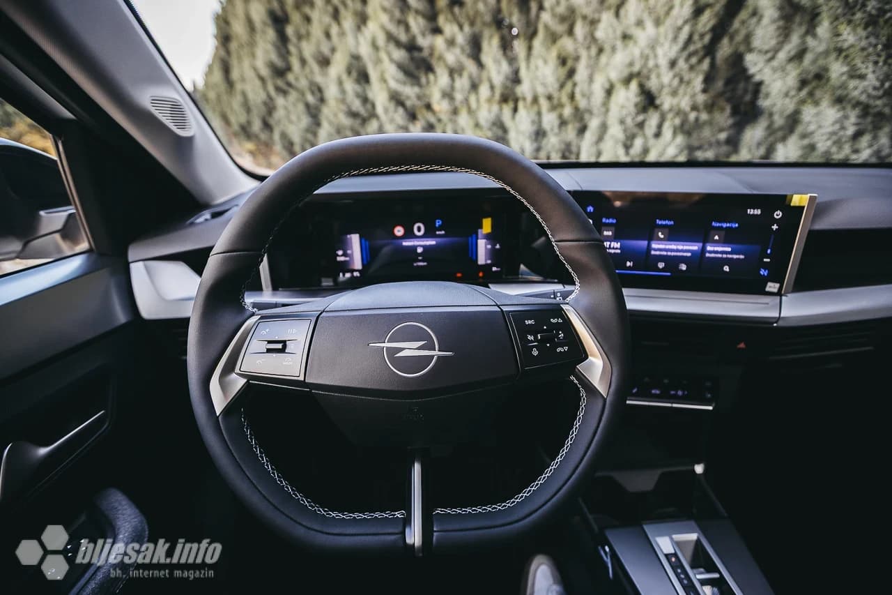 Robusna i moderna nova Frontera donosi prepoznatljiv Opelov dizajn, uz naglašenu siluetu i prostranu, funkcionalnu kabinu