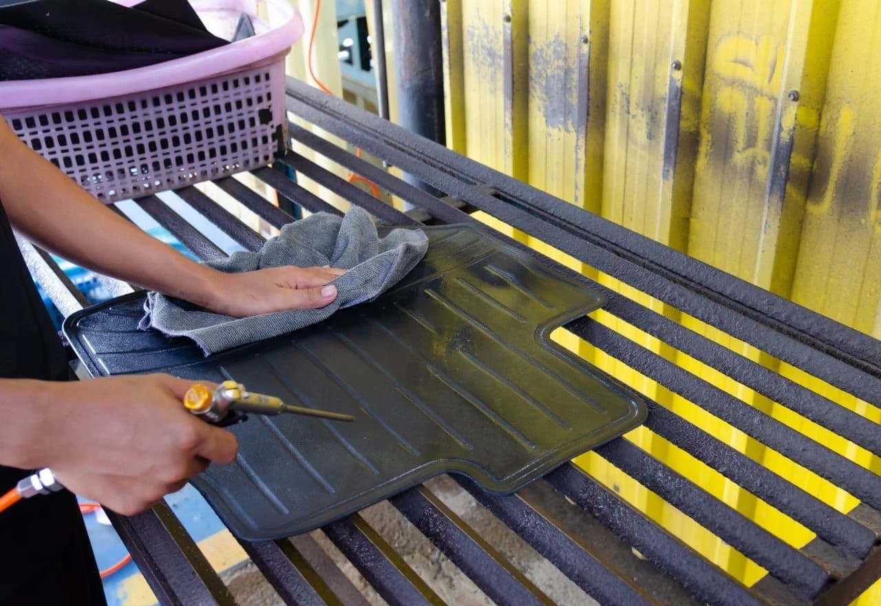 Čišćenje podne prostirke za automobil