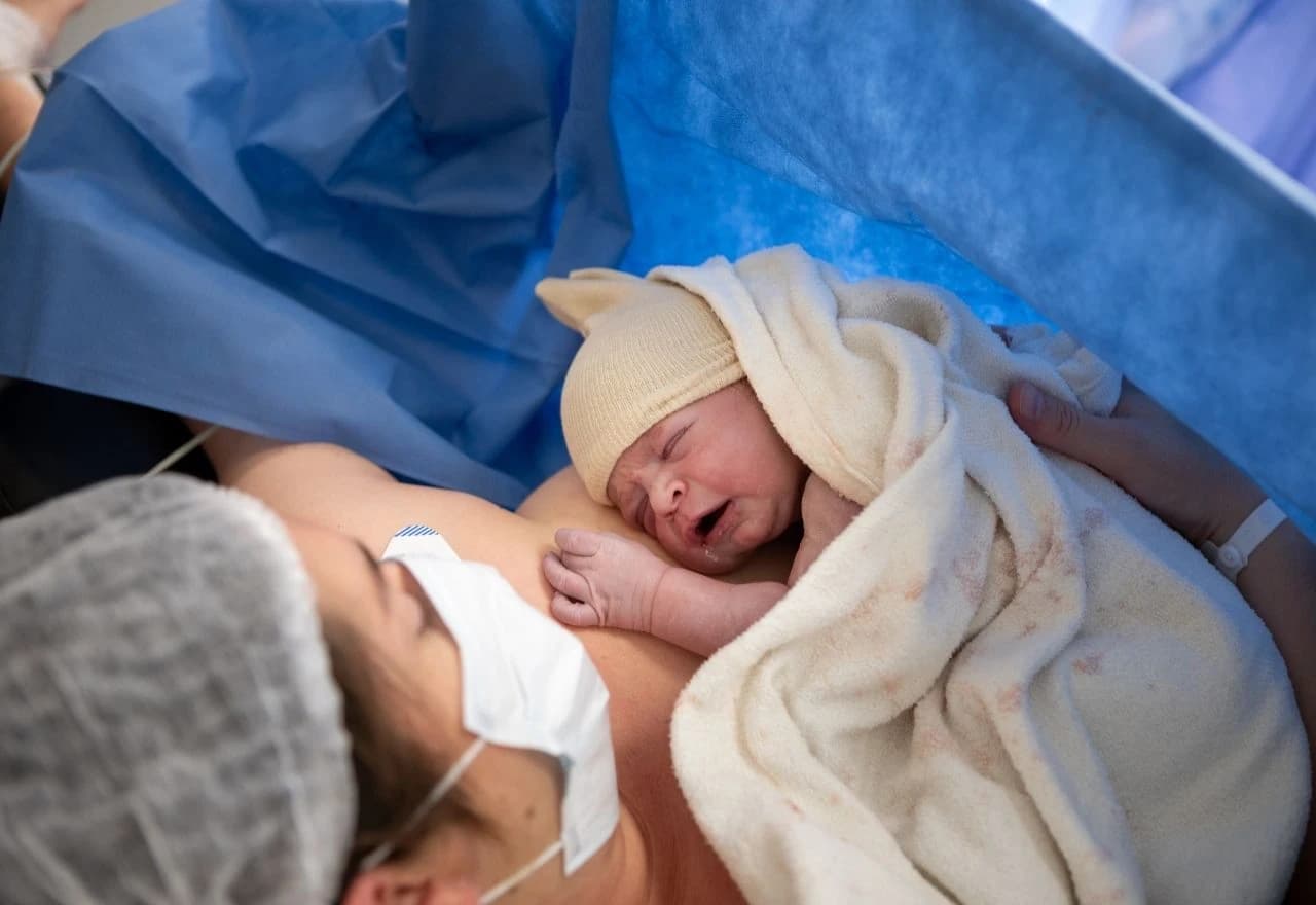 Beba rođena carskim rezom