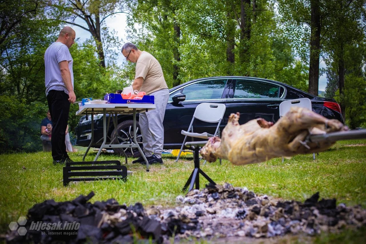 Proslava 1. Maja na mostarskom izletištu Bunica