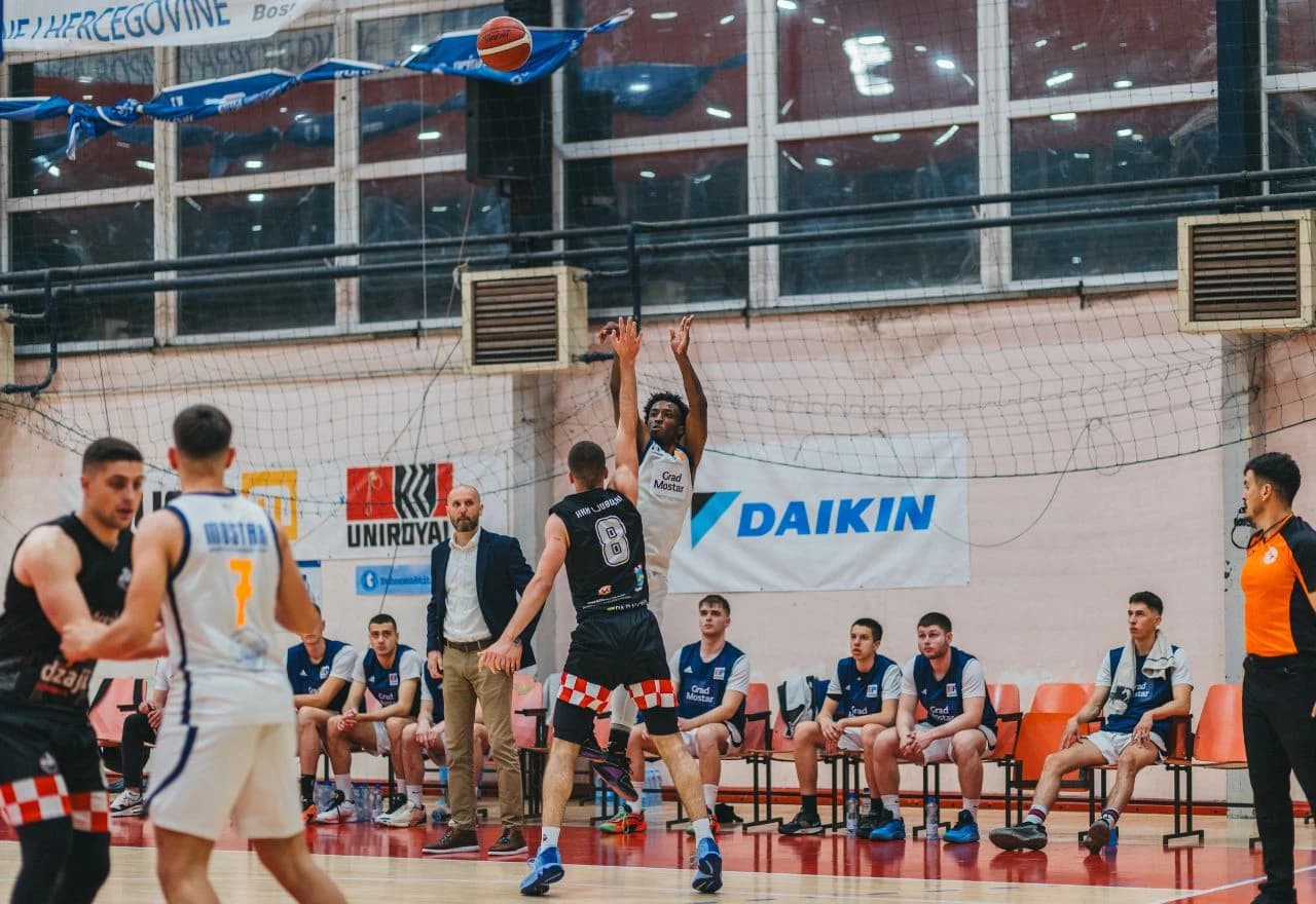 Miles šutira preko Davida Bevande