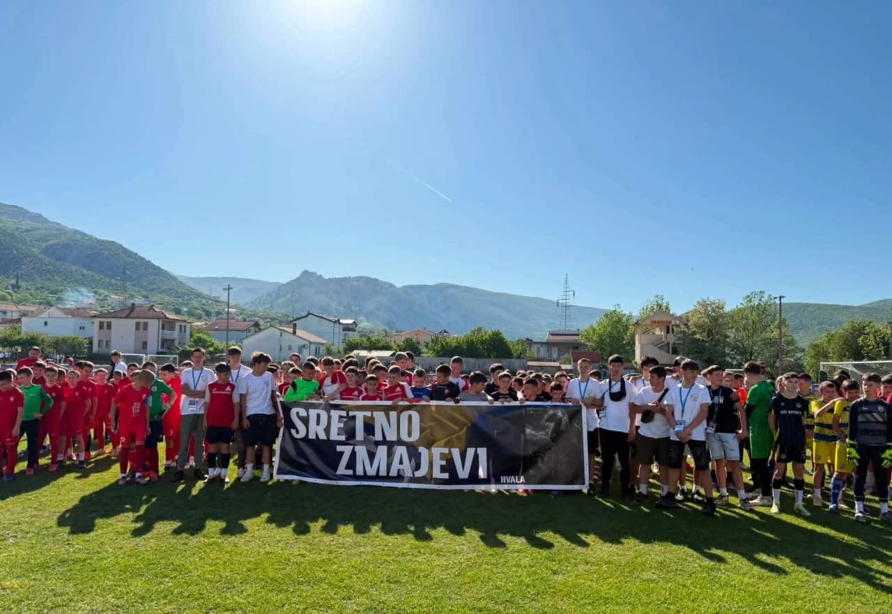 Mališani drže znak "Sretno Zmajevi"