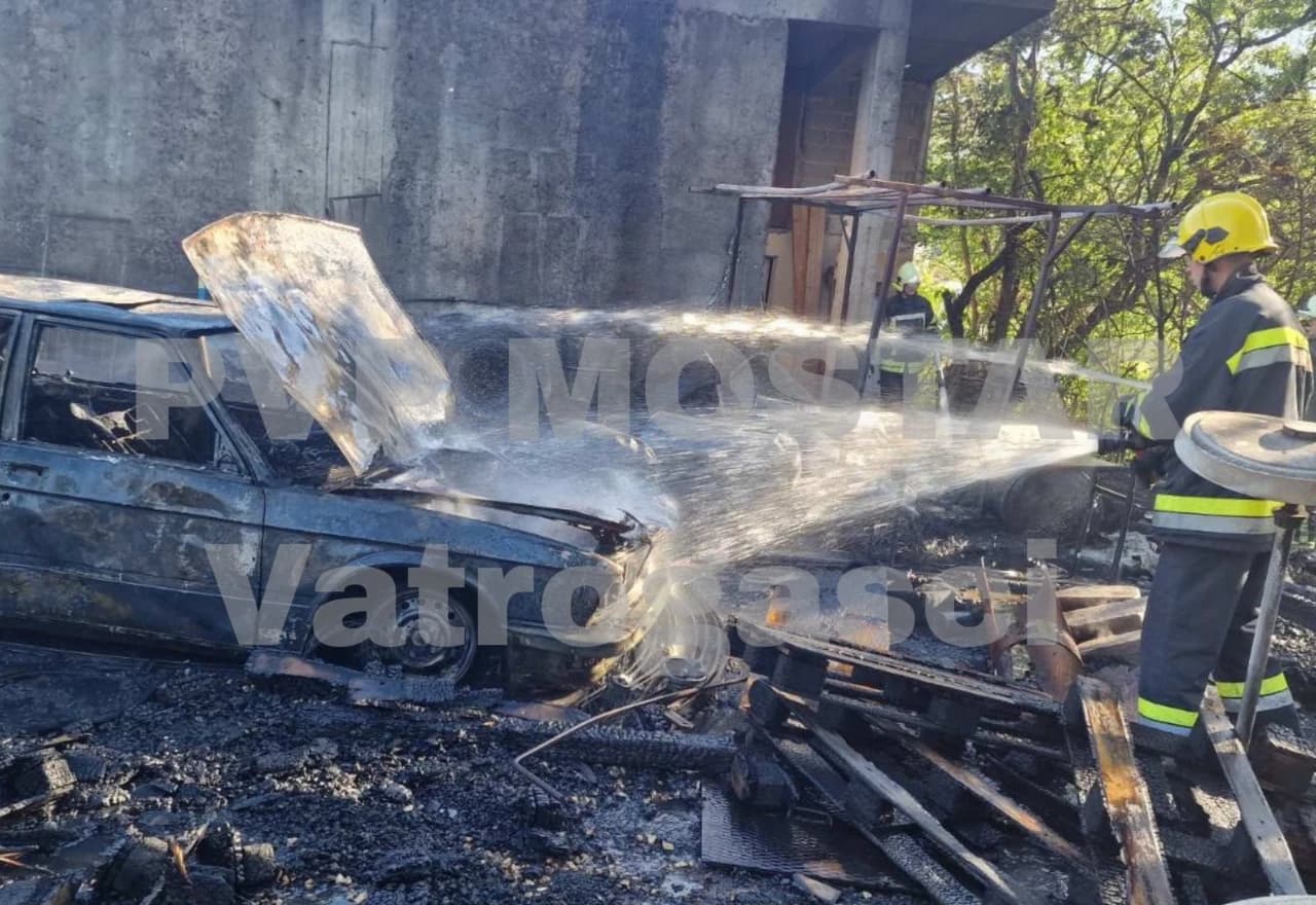 Vatrogasac gasi automobil