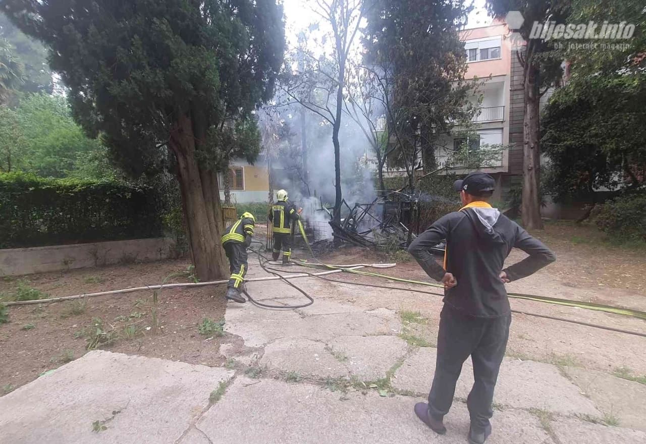 Vatrogasci gase požar