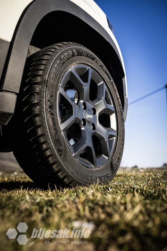Bljesak je vozio Jeep Avenger 1.2 E-DCT6 MHEV 145 4xe Upland