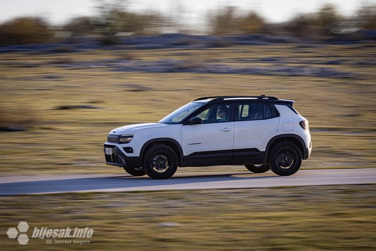 Bljesak je vozio Jeep Avenger 1.2 E-DCT6 MHEV 145 4xe Upland
