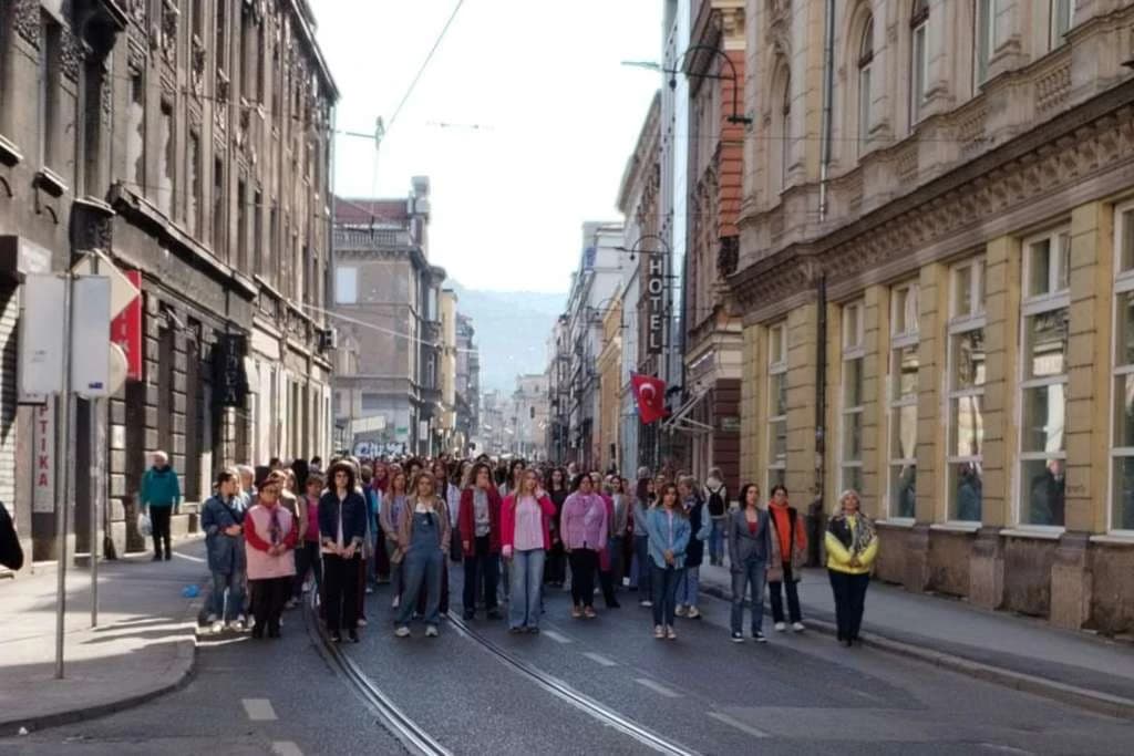 Nastavlja se priča filma ''Quo Vadis, Aida?'', a posljednje scene snimaju se upravo danas