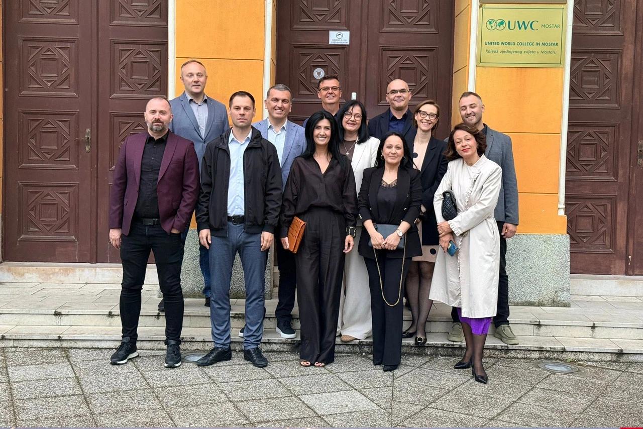 Prvi poslijeratni naraštaj u obnovljenoj zgradi Stare gimnazije proslavio 25 godina mature