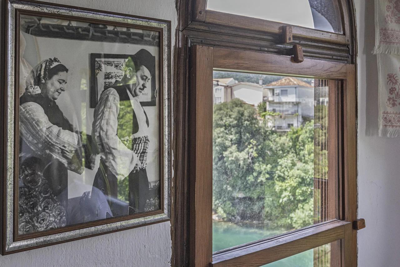 Fotorafija Ahmeda Bišćevića i pogled na Neretvu