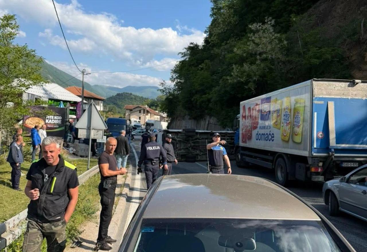 Minibus se prevrnuo u Ostrošcu