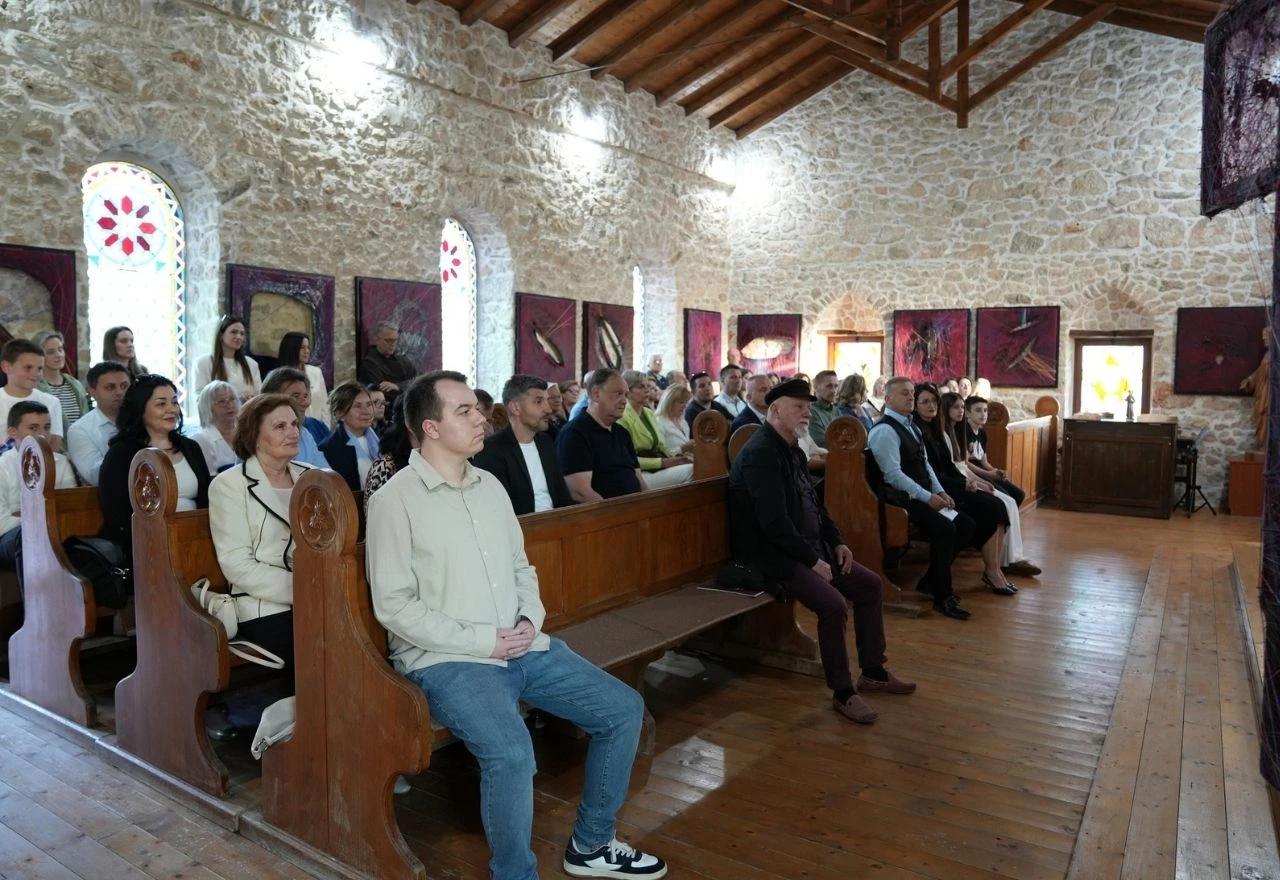 Posjetitelji izložbe  "Network - nit postojanja"