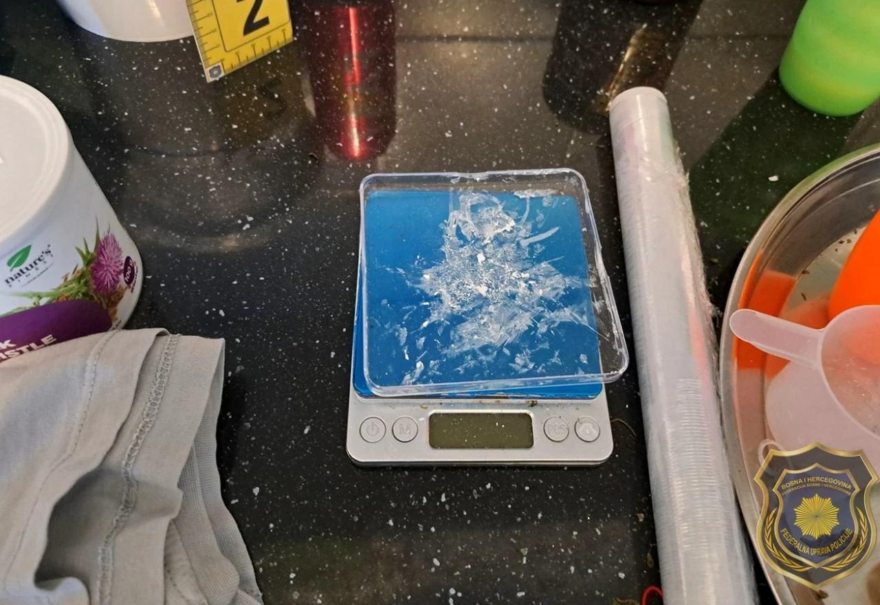 Oduzeti droga, novac, telefoni i pištolj