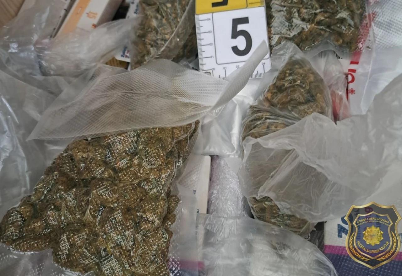 Oduzeti droga, novac, telefoni i pištolj
