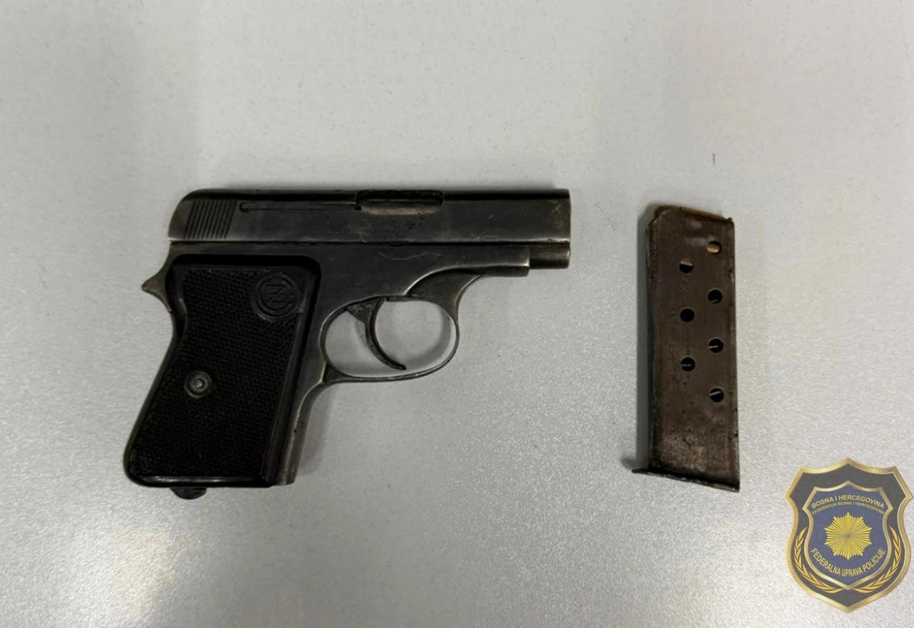 Oduzeti droga, novac, telefoni i pištolj