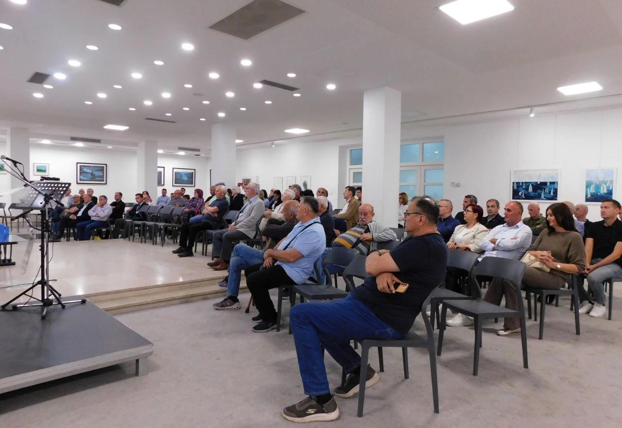 Promocija knjige "Pred našom kućom jabuka"