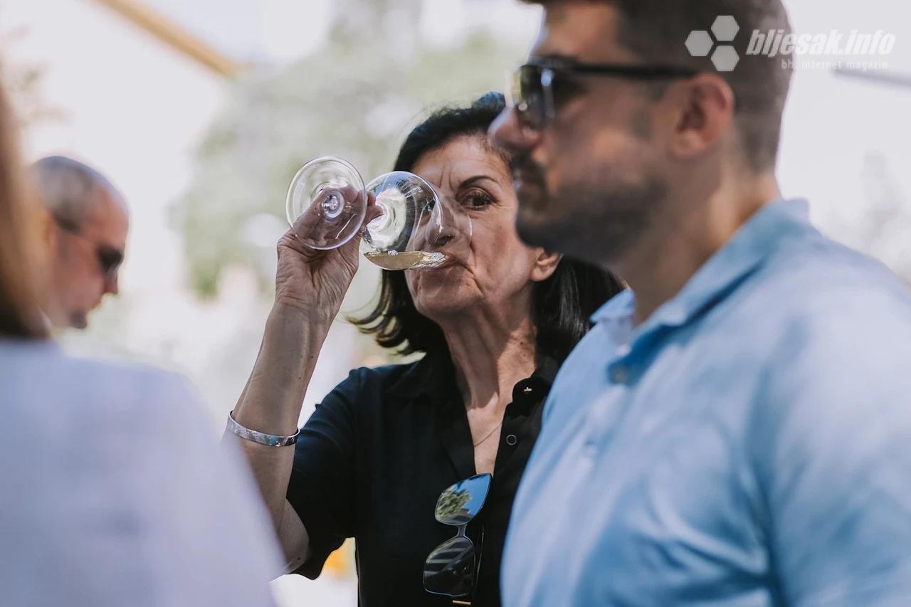 Žena pije vino