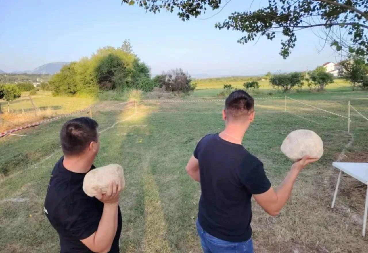 Bacanje kamena s ramena