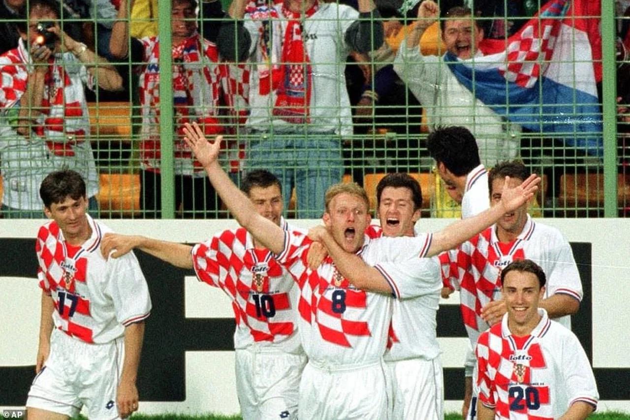 Slavlje nakon gola Prosinečkog