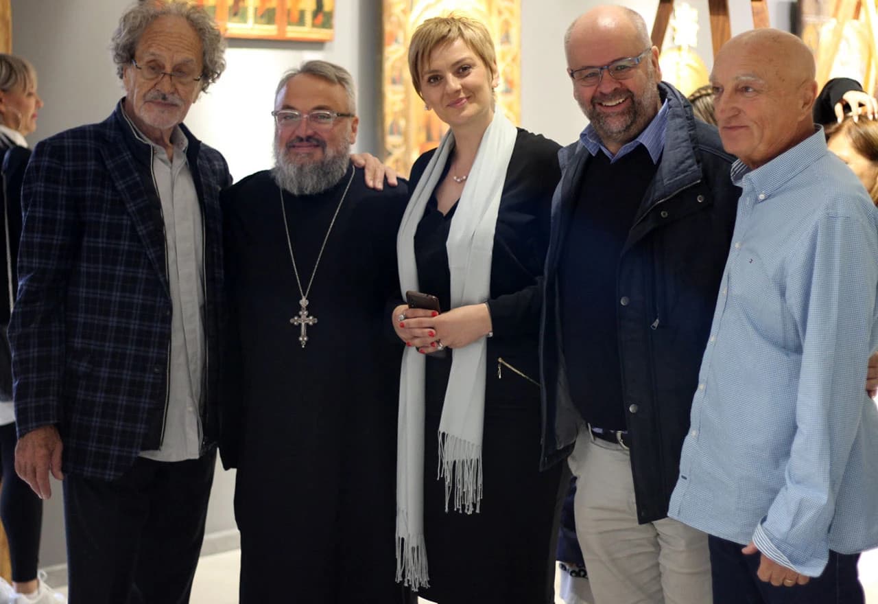 Feđa Klarić (desno) u društvu sa domaćinima i prijateljima