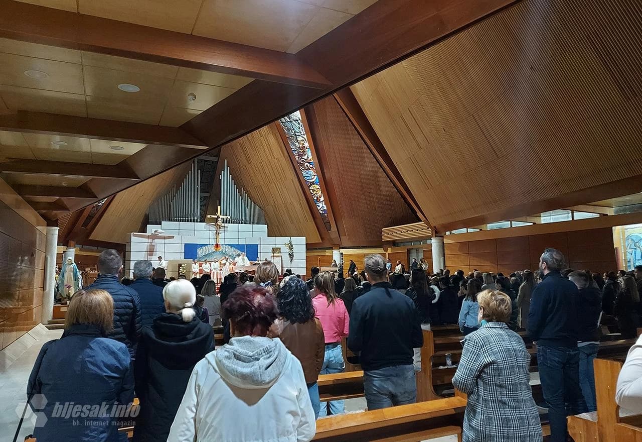 Vjernici molitvom i molitvenom procesijom odali počast ubijenim djevojčicama