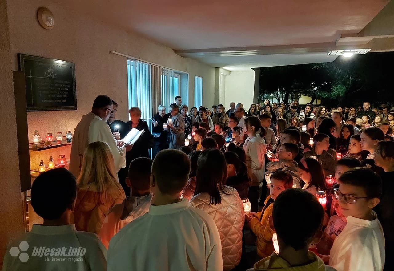 Vjernici molitvom i molitvenom procesijom odali počast ubijenim djevojčicama