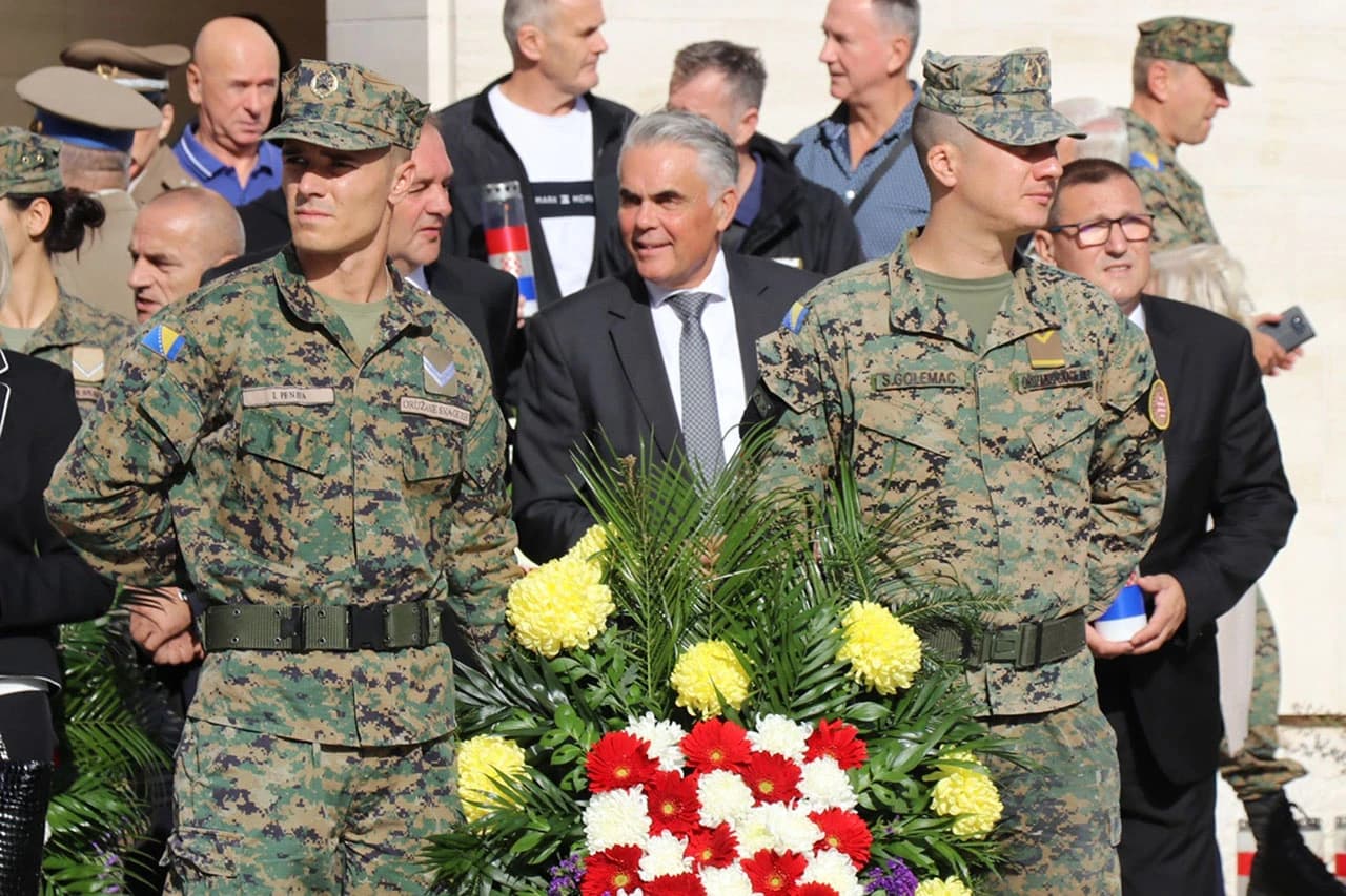 U povodu blagdana Svi sveti i Dušnog dana ispred Kosače položeni vijenci i zapaljene svijeće