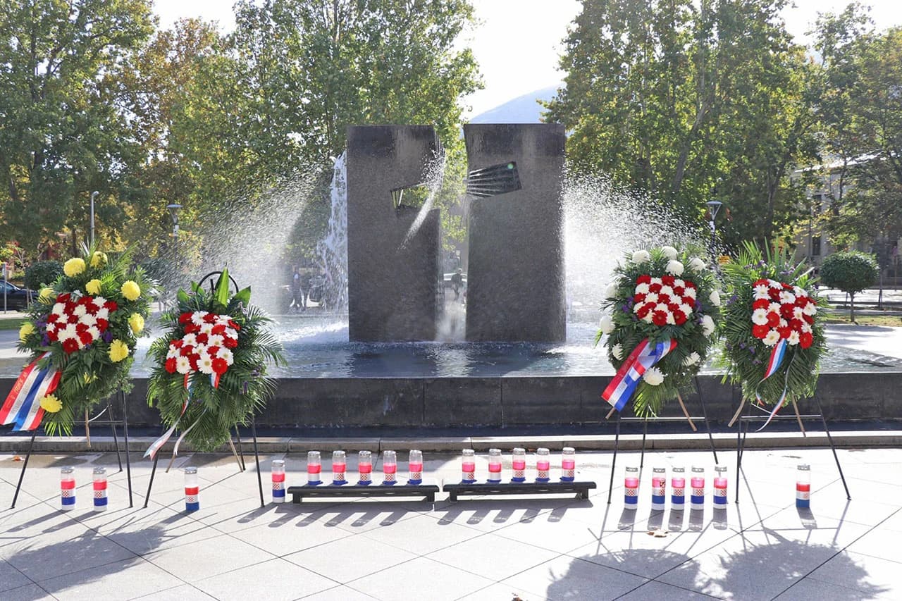 U povodu blagdana Svi sveti i Dušnog dana ispred Kosače položeni vijenci i zapaljene svijeće