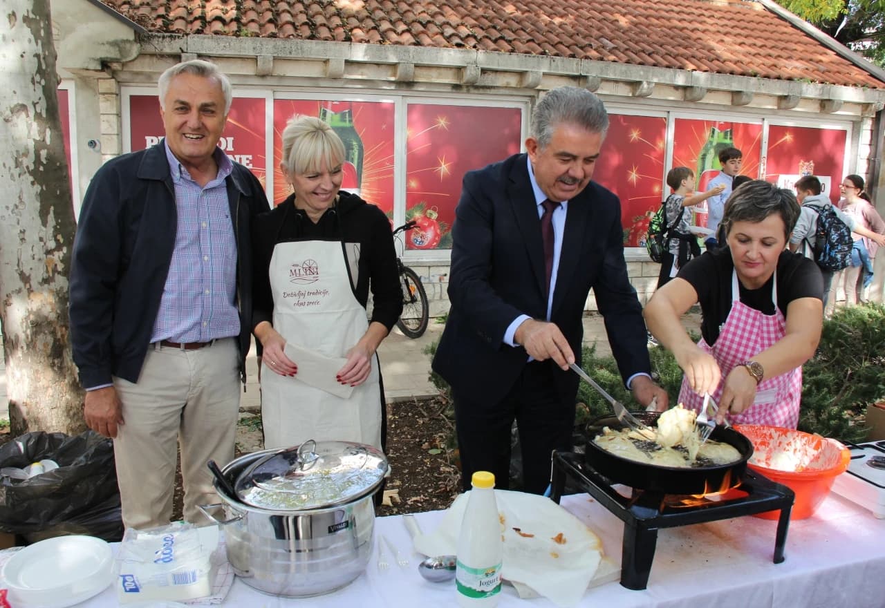 Premijer Herceg pekao i dijelio uštipke 