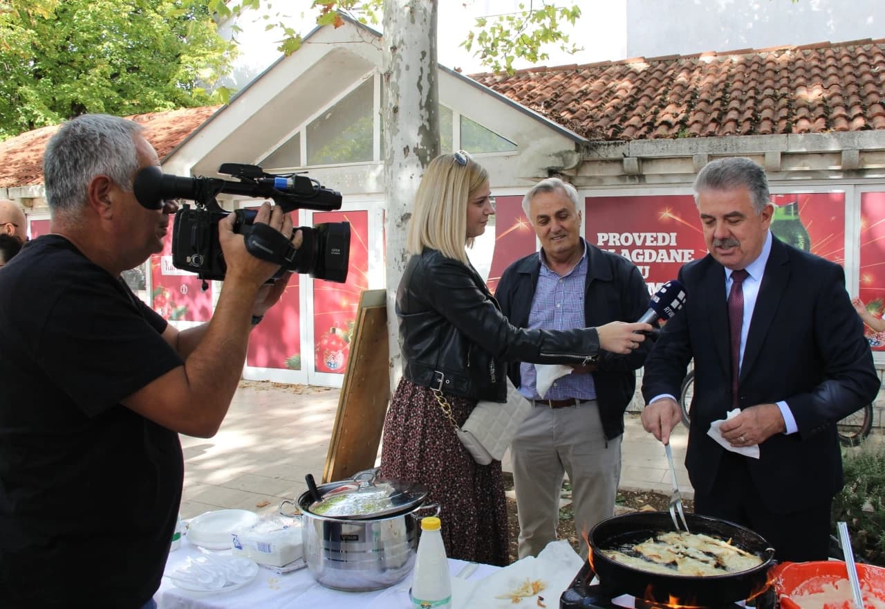 Premijer Herceg pekao i dijelio uštipke 