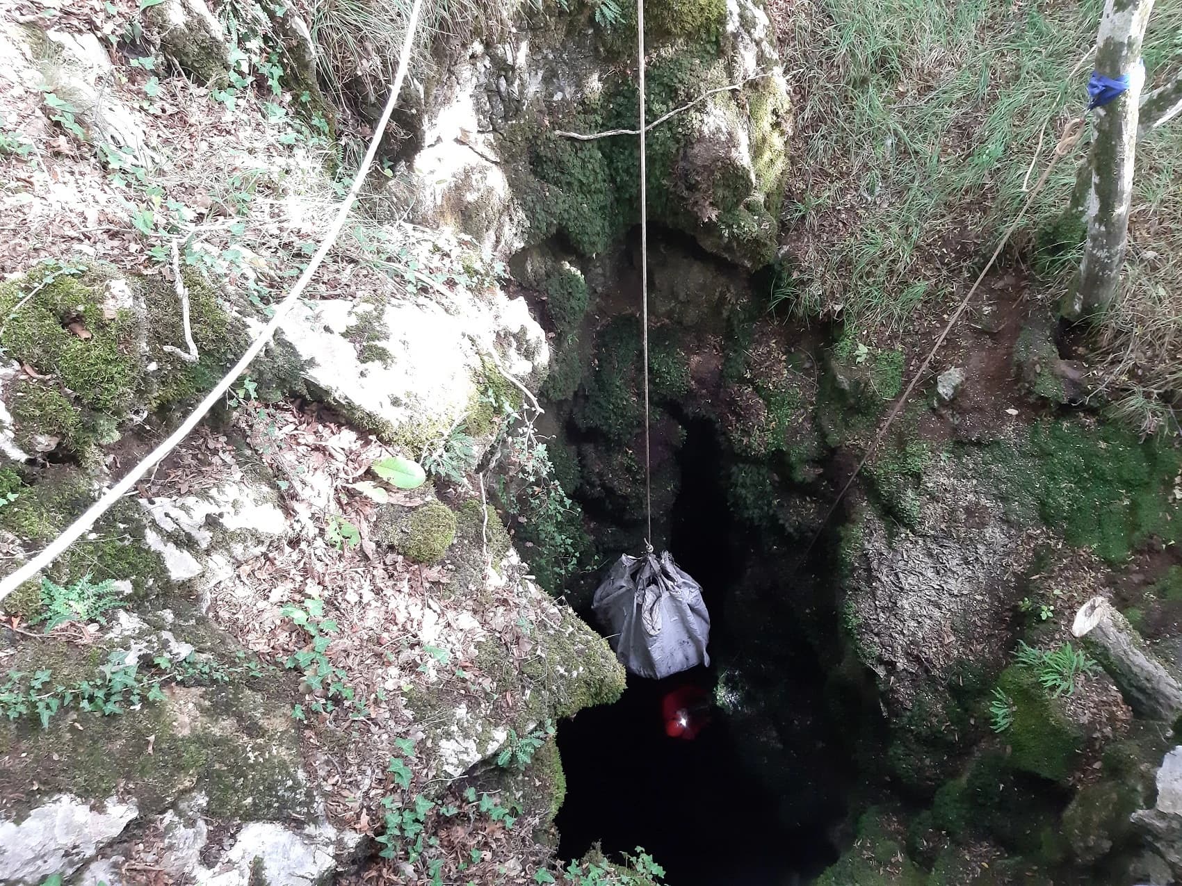 Iz speleološkog objekta „Jama pored puta“ izvučeno oko dvije tone otpada