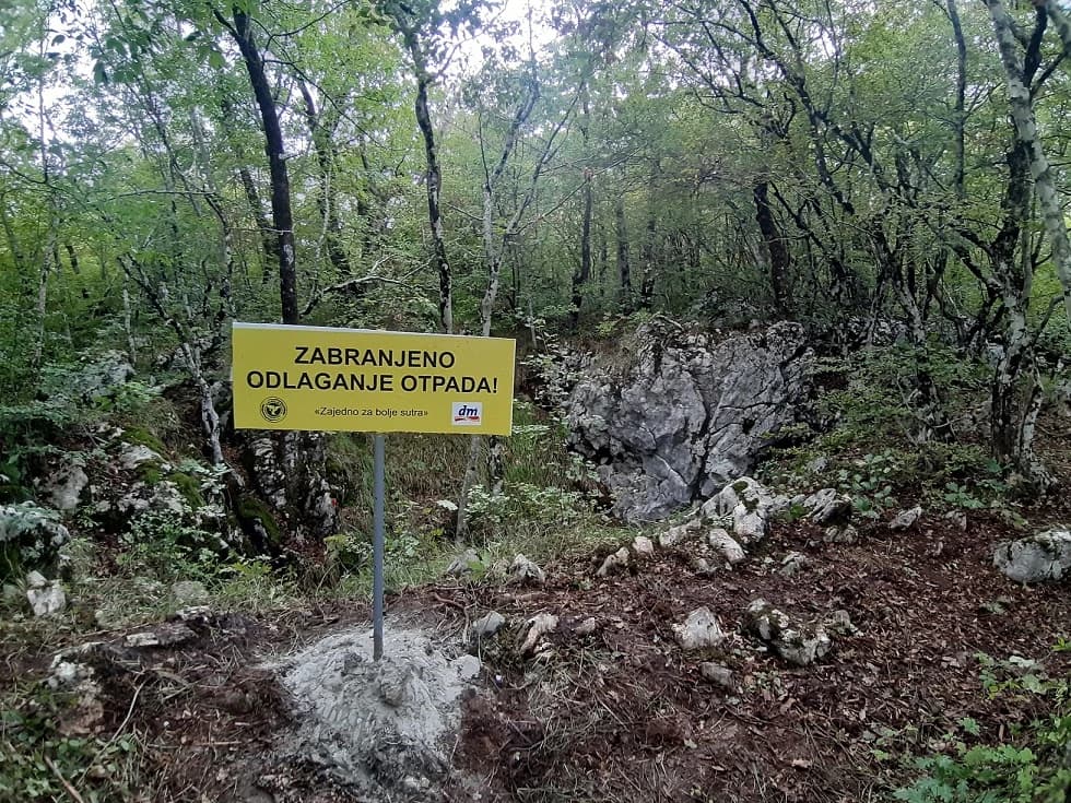 Iz speleološkog objekta „Jama pored puta“ izvučeno oko dvije tone otpada