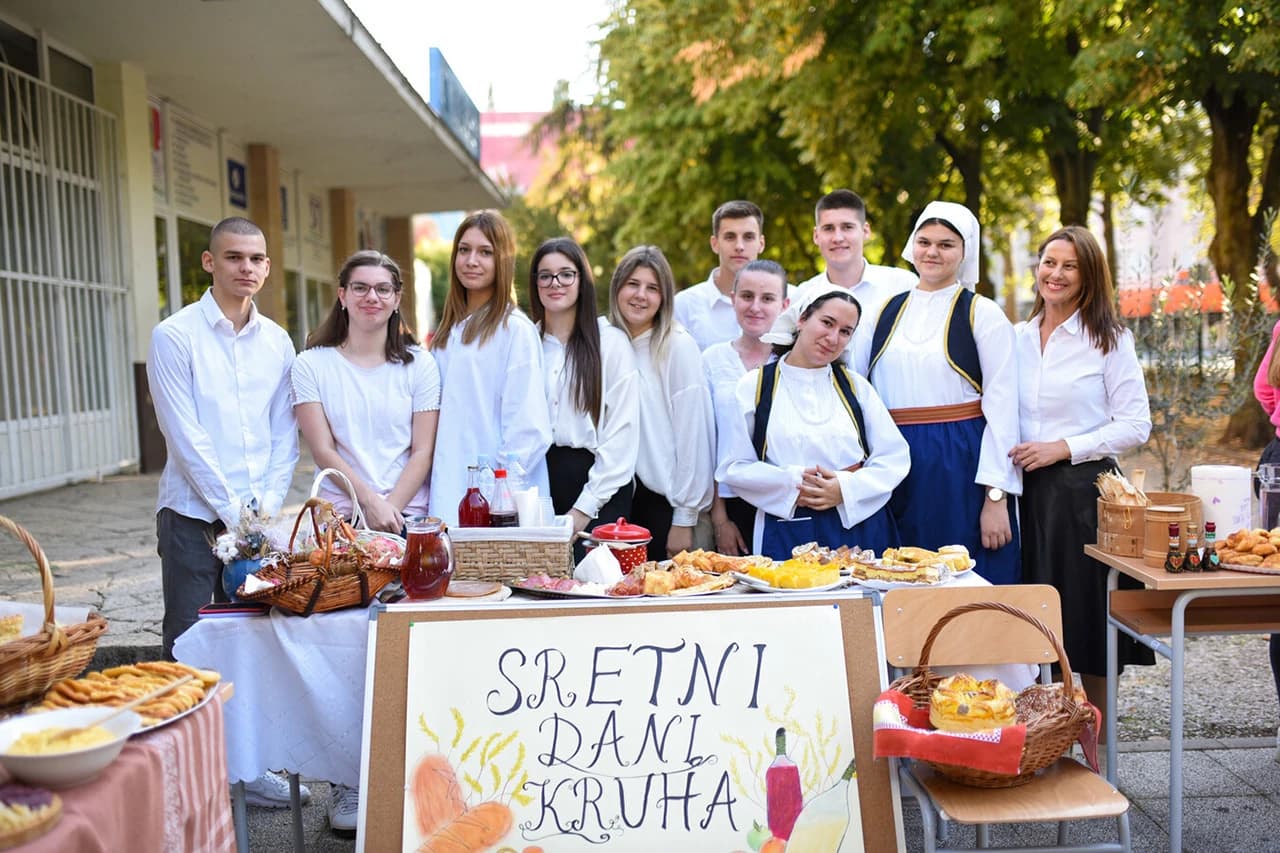 Obilježeni Dani kruha ispred Srednje ekonomske škole Joze Martinovića