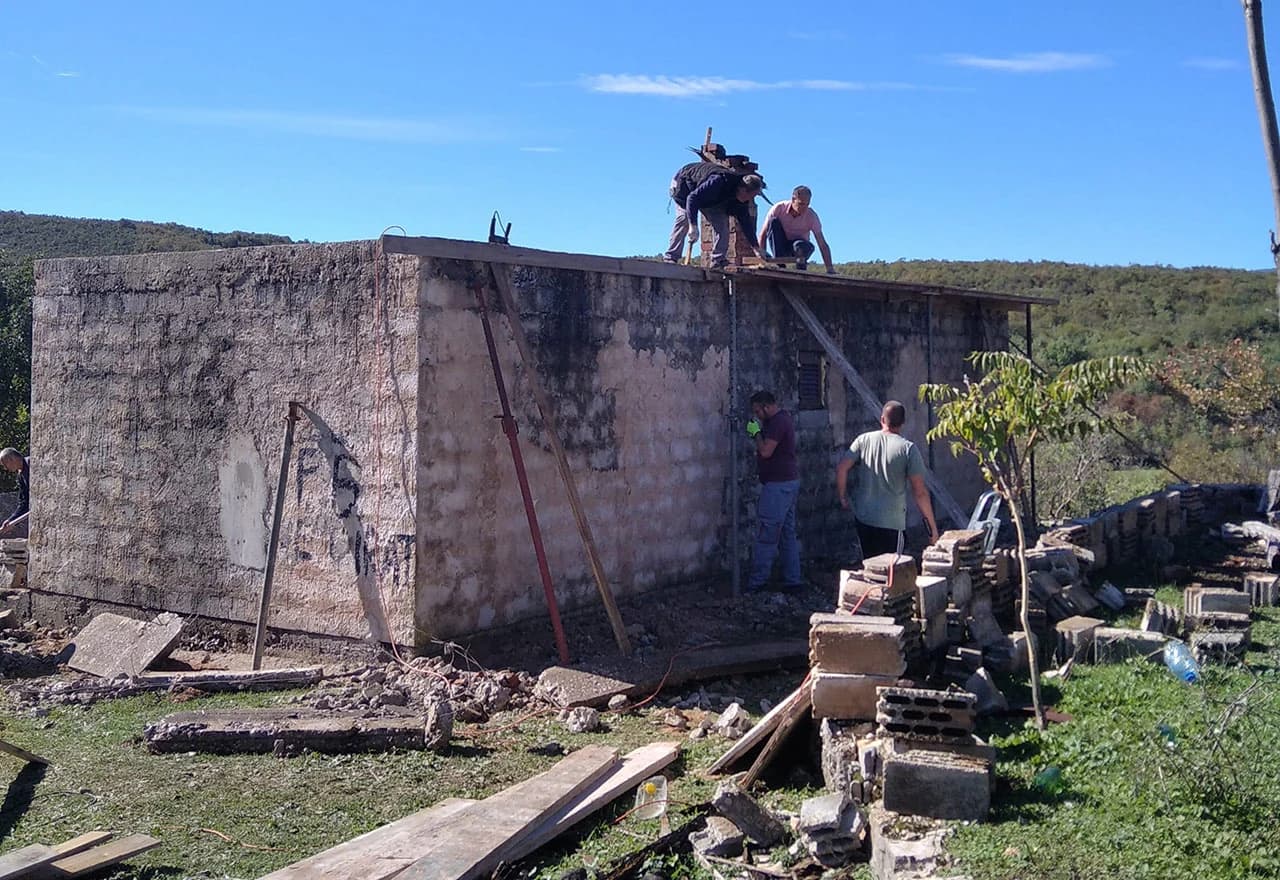 Susjedi rade na renoviranju porušene kuće